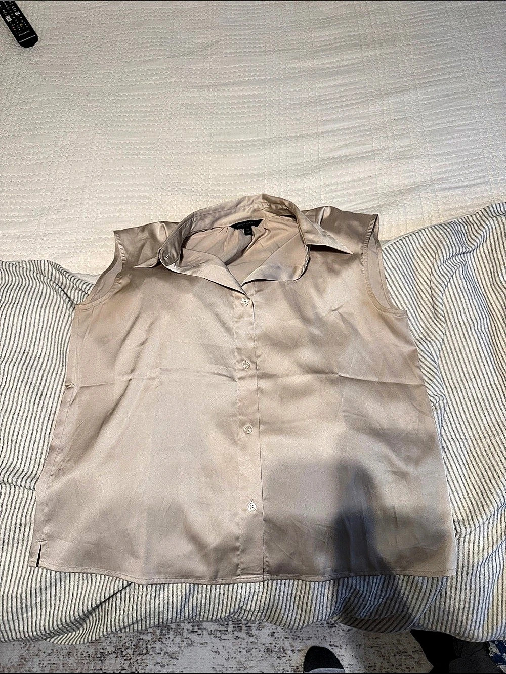 Banana Republic Sleeveless Silk Button Down in Beige Size Medium Like New